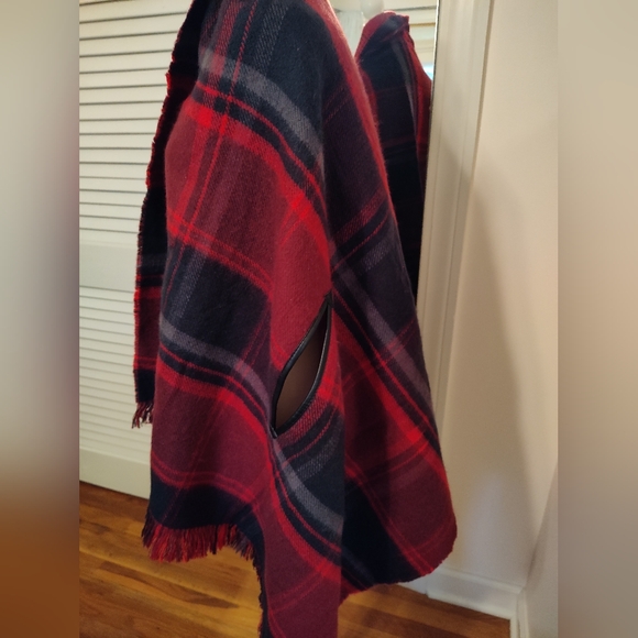 Cape with arm holes - Picture 1 of 6